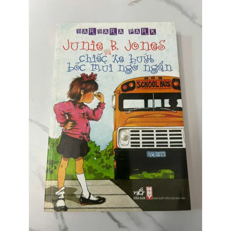 Junie B. Jones và Chiếc Xe Buýt Bốc Mùi Ngớ Ngẩn 605709
