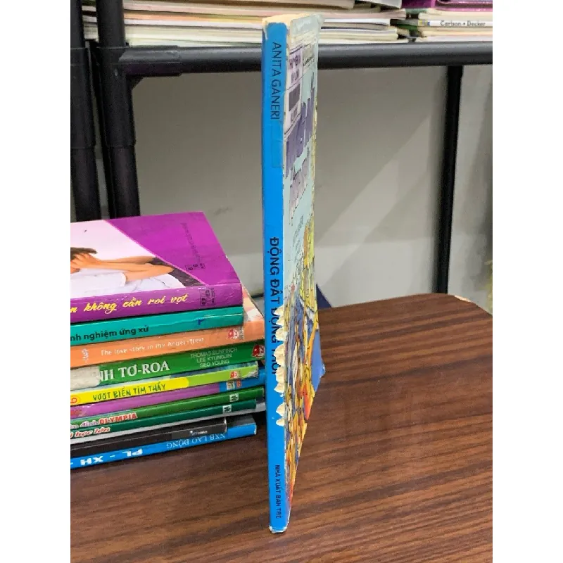 Động đất động trời- Anita Ganeri 600786