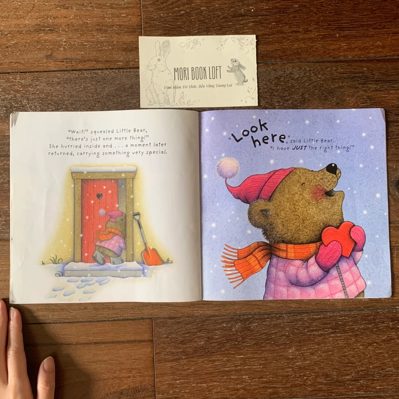 Sách ngoại văn A Snowman for Little Bear, Used, còn miếng cắt dán cuối sách 498067