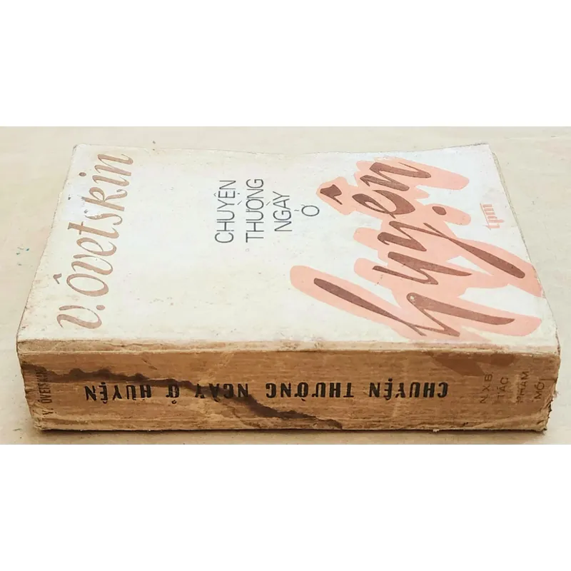 Truyện ký CHUYỆN THƯỜNG NGÀY Ở HUYỆN (Valenlin Ovechkin 731438