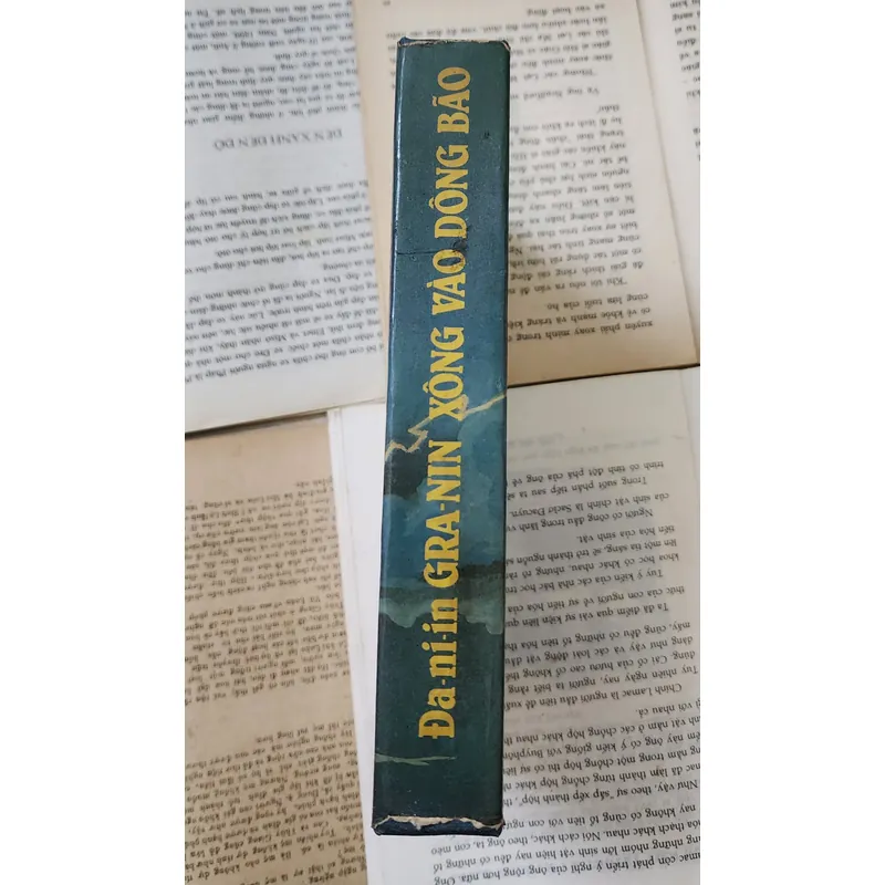 Tiểu thuyết XÔNG VÀO GIÔNG BÃO - Daniil Granin 703935