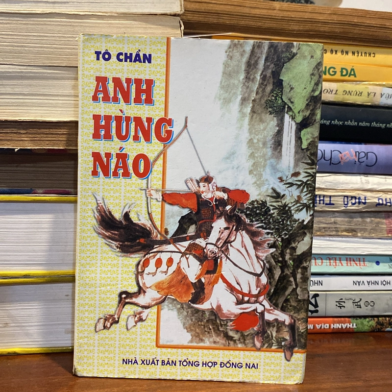 ANH HÙNG NÁO - TÔ CHẨN (XB 2001) 492976