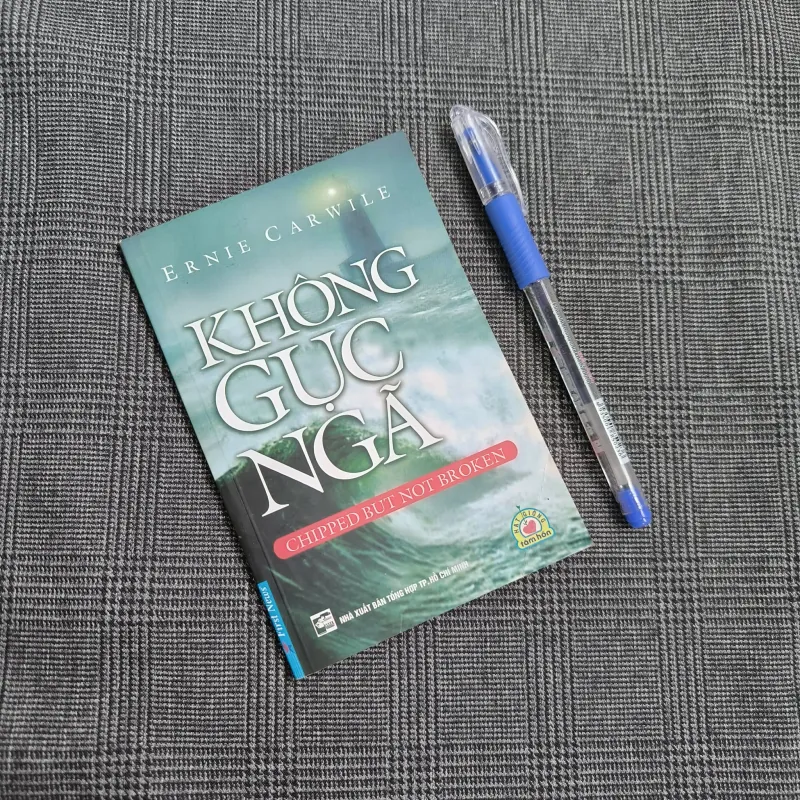 [Sách bỏ túi ] Không Gục Ngã (Chipped But Not Broken) - Ernie Carwile 557571