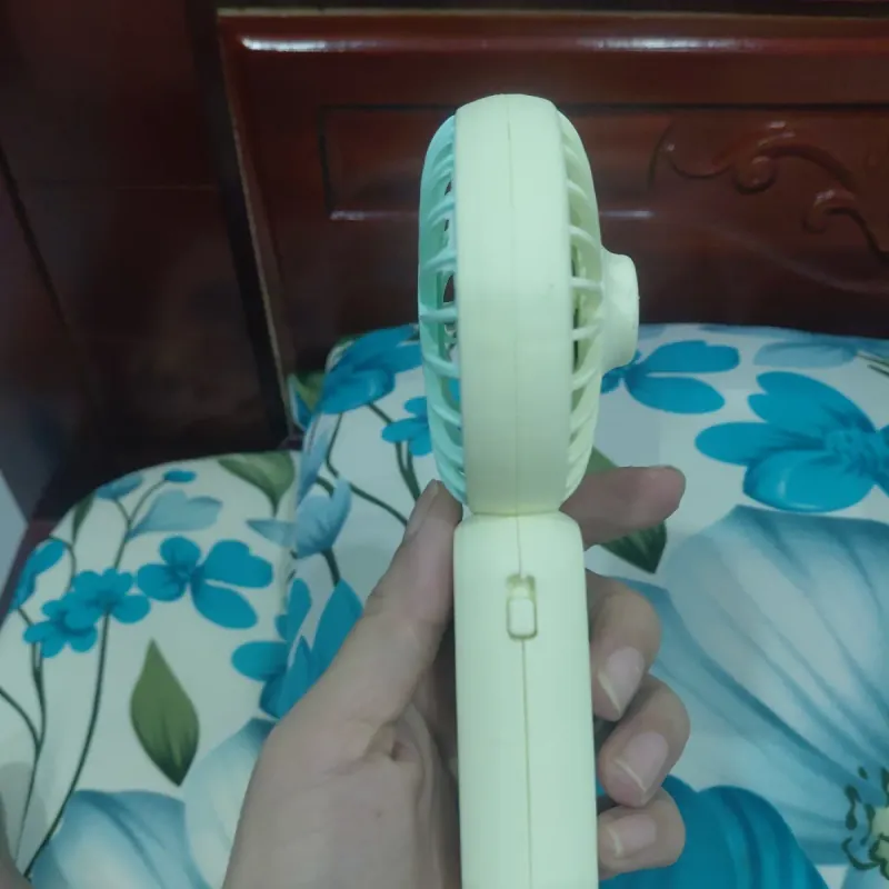 Quạt tích điện mini còn mới pin cầm lâu 1023225