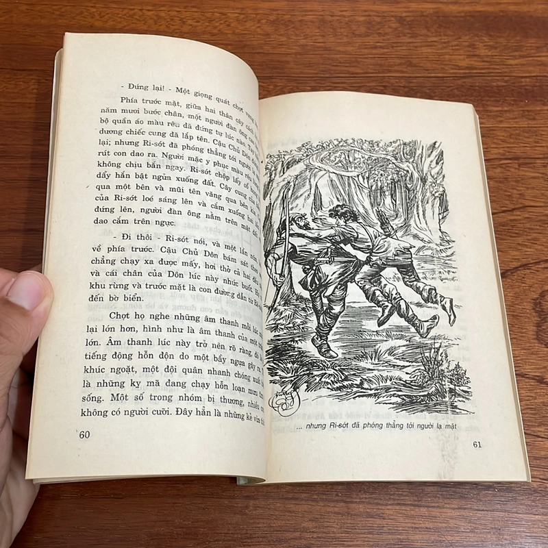 II Văn Học Nước Ngoài: Mũi Tên Đen - R.L. STEVENSON - 1996 503158