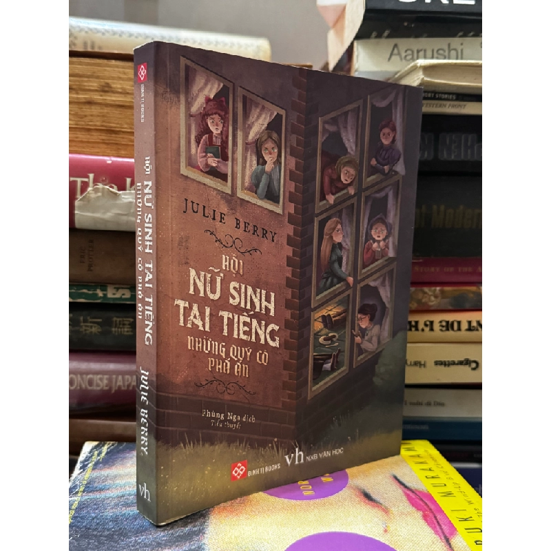 Hội nữ sinh tai tiếng: Những quý cô phá án - Julie Berry 470629