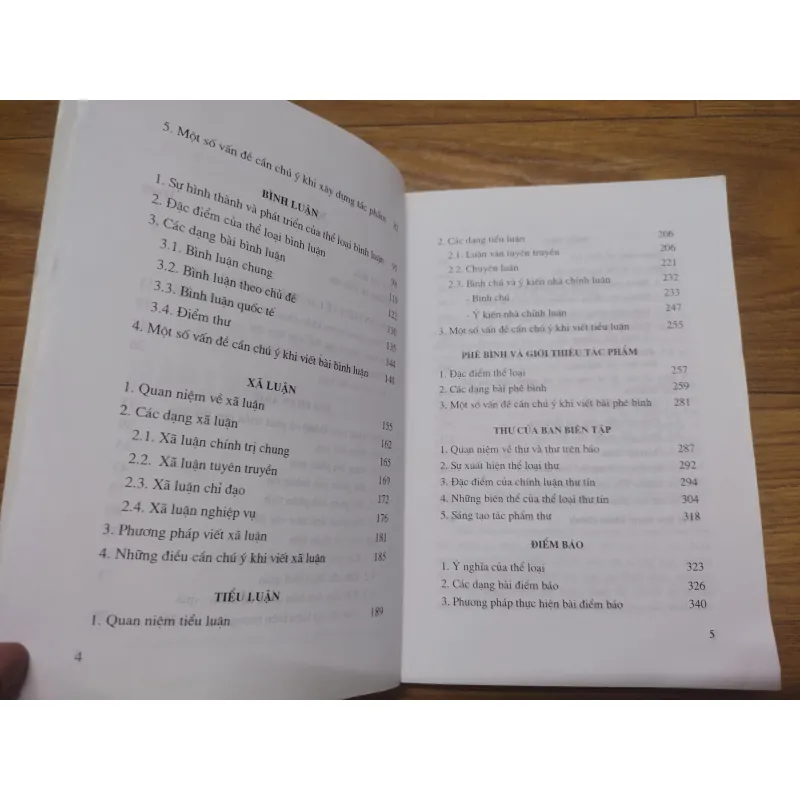 Sách: các thể loại báo chí chính luận - TG: Trần Quang 728866