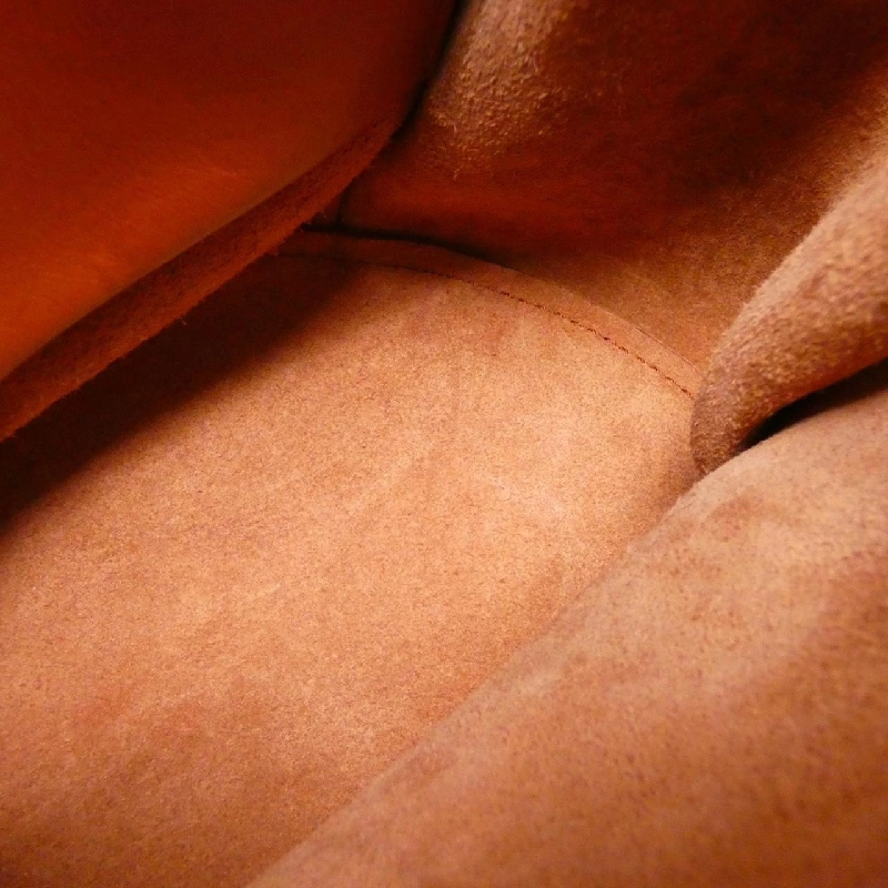 Túi đeo vai Celine Big Bucket với dây đeo dài 183343A4T 613833