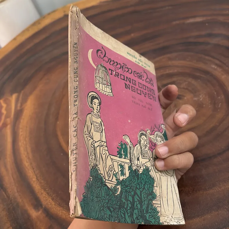 II Sách Lịch Sử: Chuyện Các Bà Trong Cung Nguyễn - Nguyễn Đắc Xuân - 1988 1031789