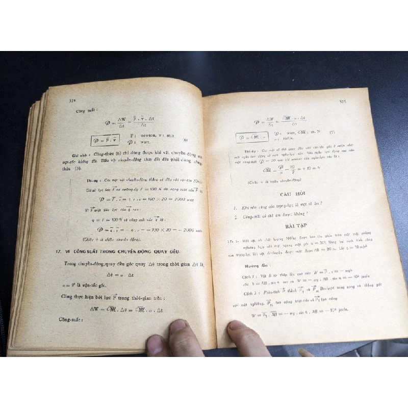 Vật Lý học lớp 12 A, B - Cao Xuân An & Nguyễn Quý Hảo & Nguyễn Trọng Cơ & Trần Đăng Khánh 396067