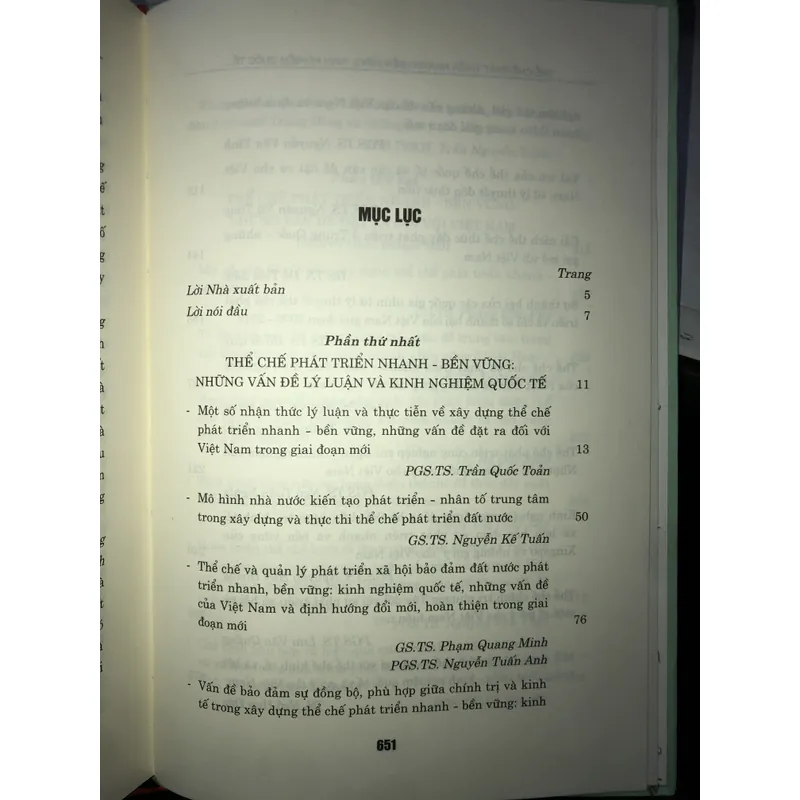 Thể chế phát triển nhanh - bền vững: Kinh nghiệm quốc tế và những vấn đề đặt ra đối với… 704982