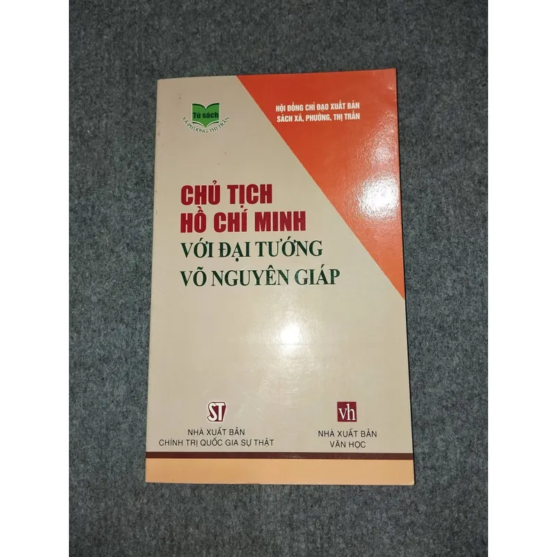 Chủ tịch Hồ Chí Minh và Đại tướng Võ Nguyên Giáp 733347