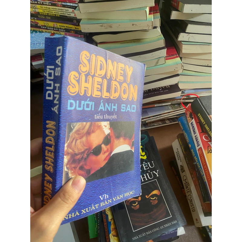 Dưới ánh sao - Sidney Sheldon 308239