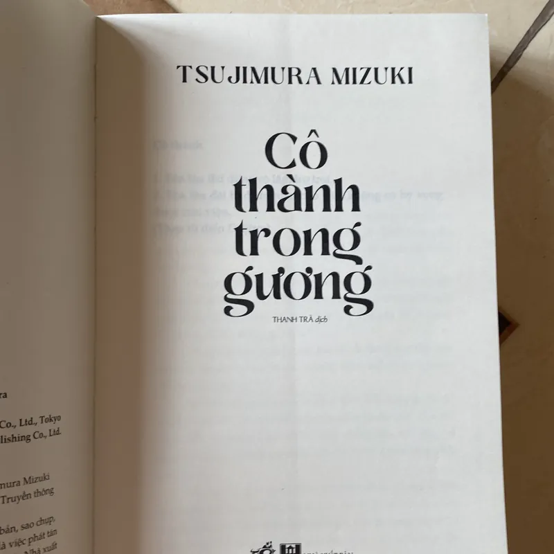 Cô thành trong gương 589811