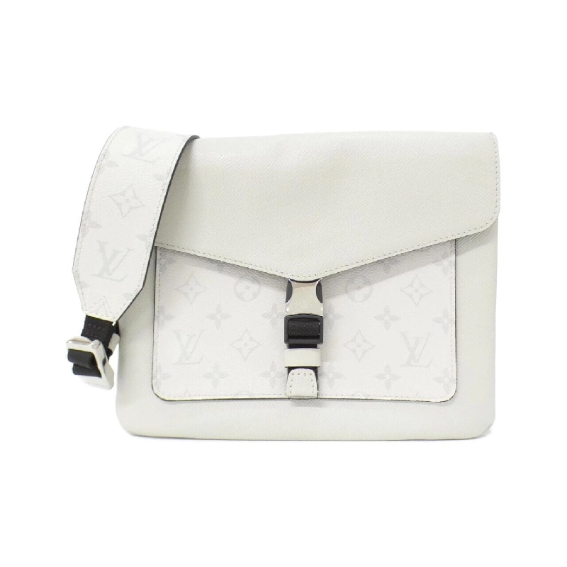 Túi đeo chéo Louis Vuitton Taiga Lama Flap Messenger M30411 611570