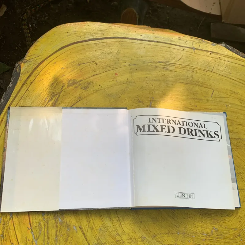 INTERNATIONAL MIXED DRINKS WITH OVER 300 OF THE WORLD’S BEST COCKTAIL MIXERS  778973