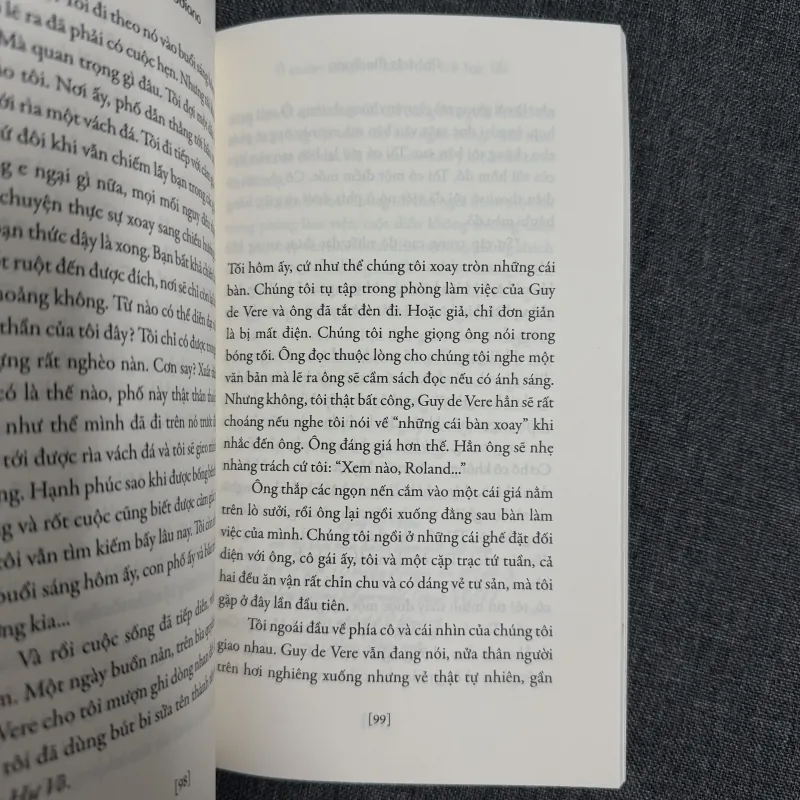 Từ thăm thẳm lãng quên, Ở quán cà phê của tuổi trẻ lạc lối - Patrick Modiano 755423
