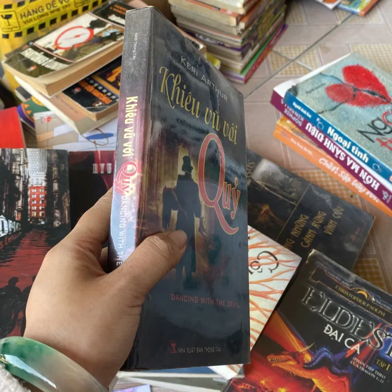 Khiêu vũ với quỷ Keri Arthur 790807