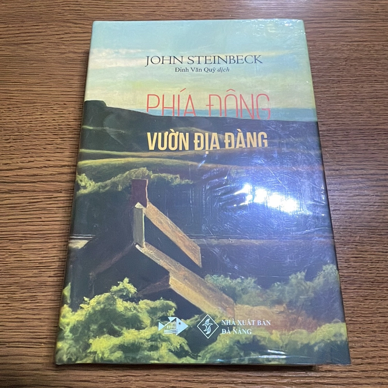 Phía đông vườn địa đàng John Steinbeck bìa cứng 444254