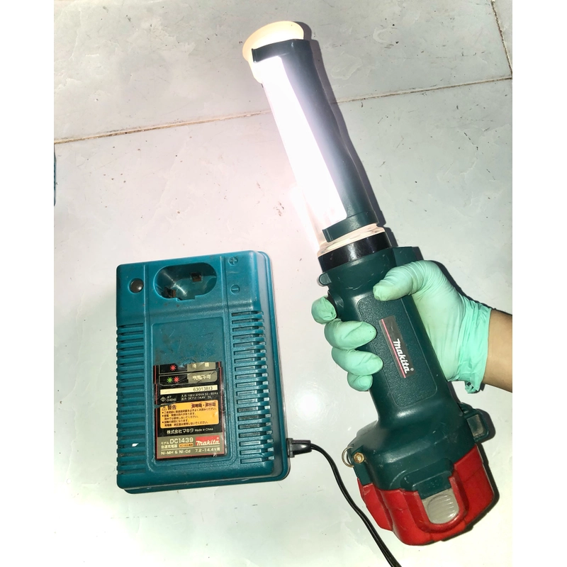 Đèn chiếu sáng cầm tay Makita ML122 Nhật 477851