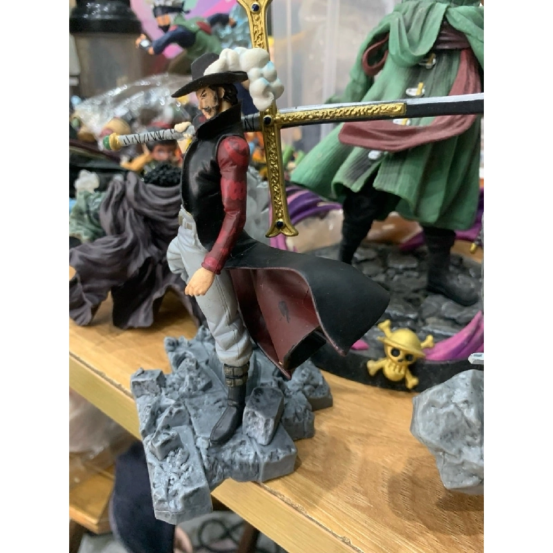 Mô hình Mihawk Mắt Diều Hâu cựu thất vũ hải  - mô hình One Piece  ASL - No Box Dùng trang trí bàn làm việc 763723