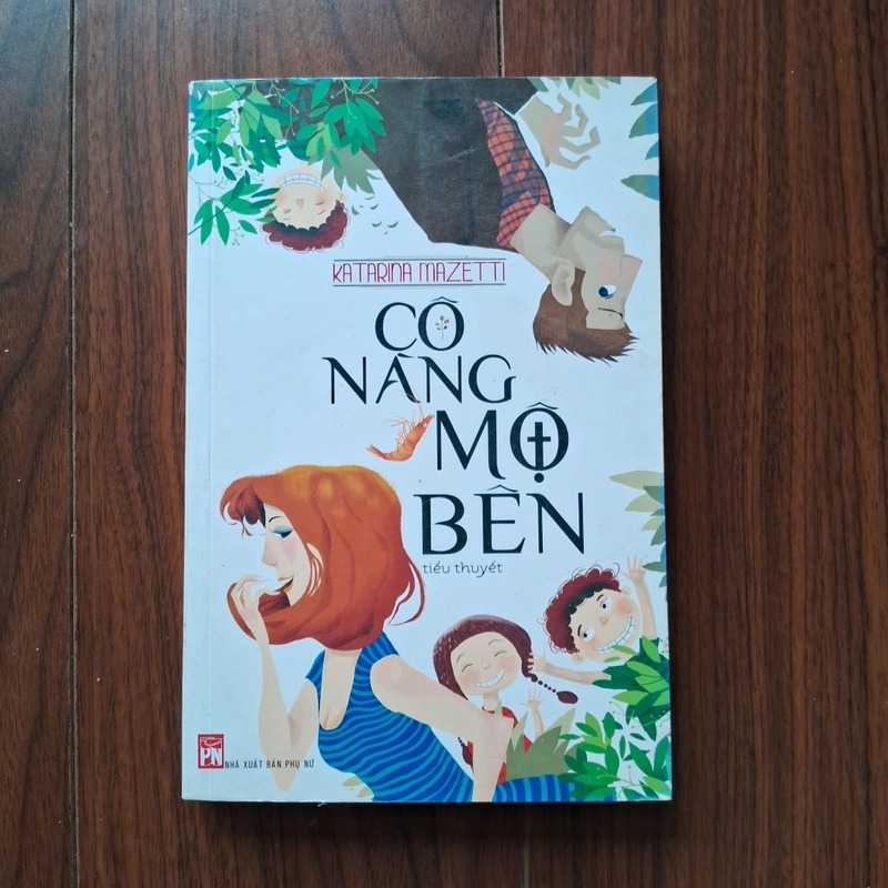 Cô nàng mộ bên  504988