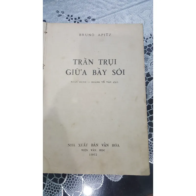 Trần trụi giữa bầy sói - Bruno Apitz, bìa cứng xb 1962 702802