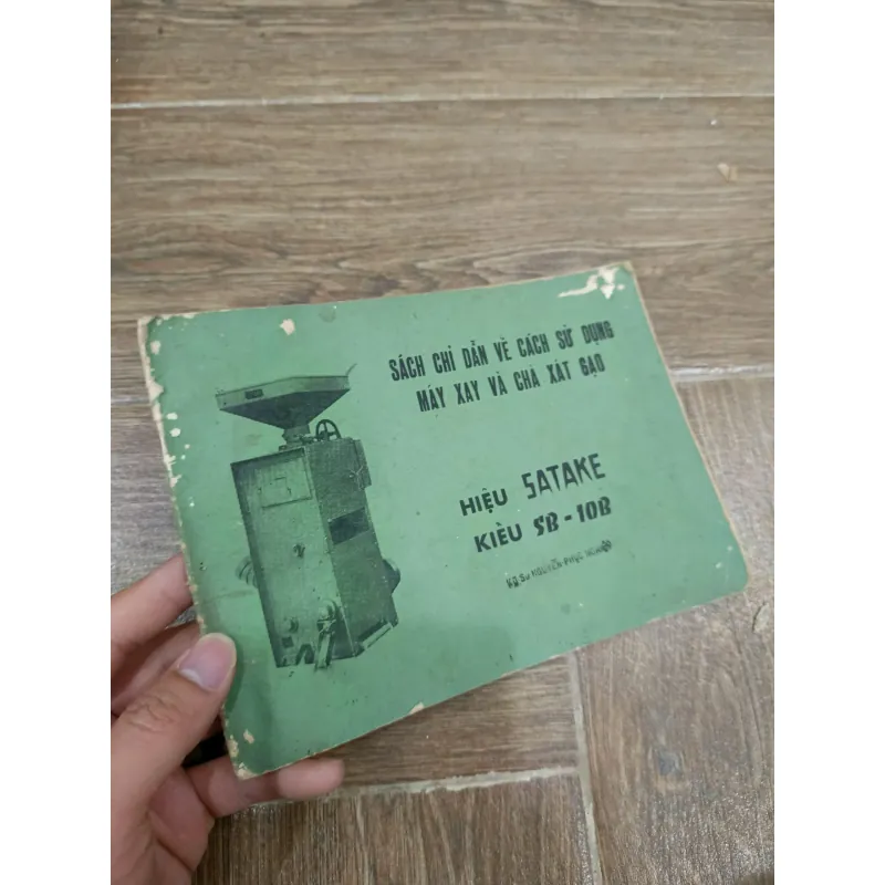Sách (trước 1975) chỉ dẫn về cách sử dụng máy xay và chà xát gạo hiệu SATAKE kiểu SB-10B 973789