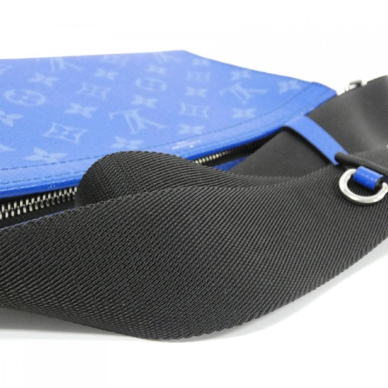 Túi đeo vai Louis Vuitton Taiga Lama Gaston Wearable Wallet M83099 611944