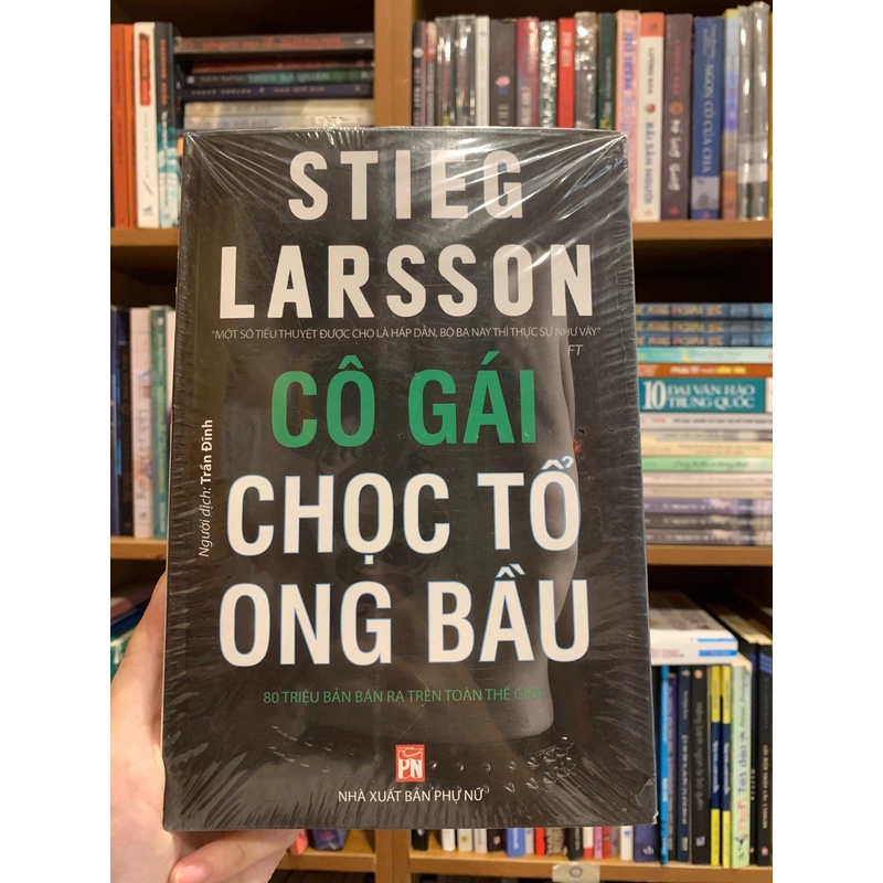 Cô gái chọc tổ ong bầu - Stieg Larsson (rách seal) 537936