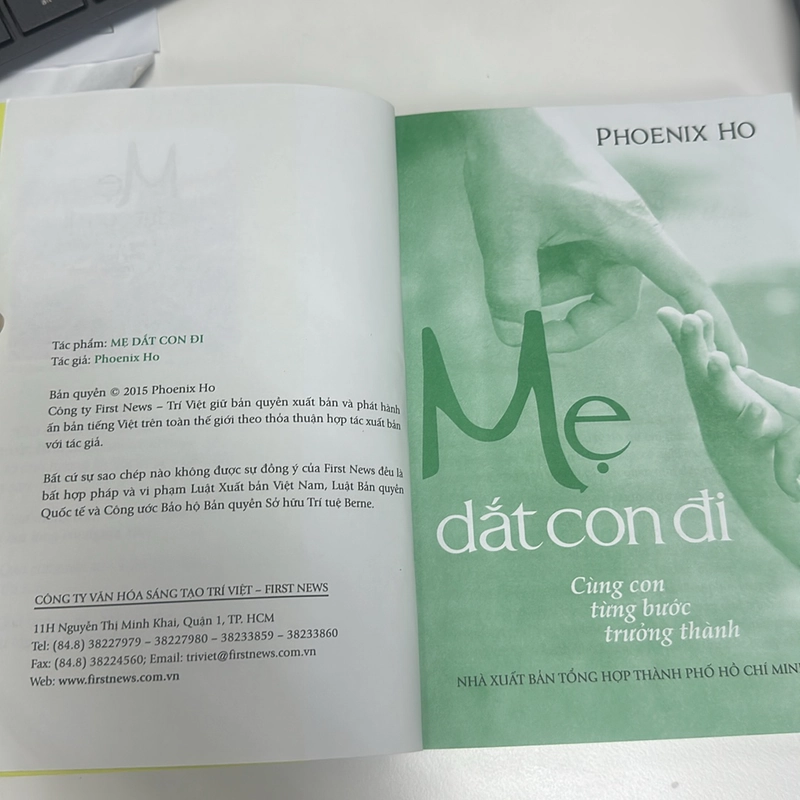 Mẹ dắt con đi 496303