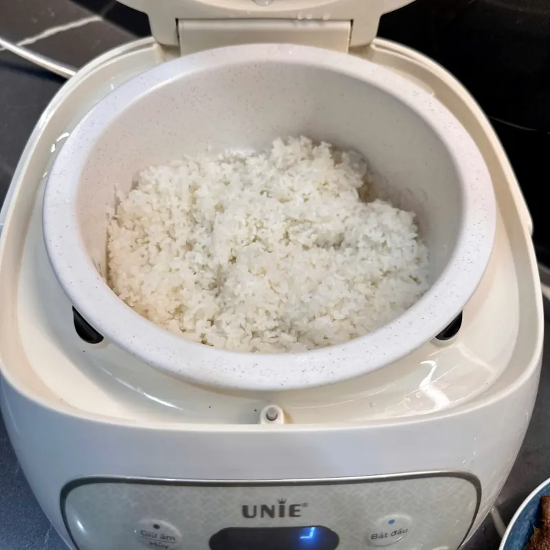 Nồi cơm điện lòng gốm tự nhiên UNIE URC815 1045155