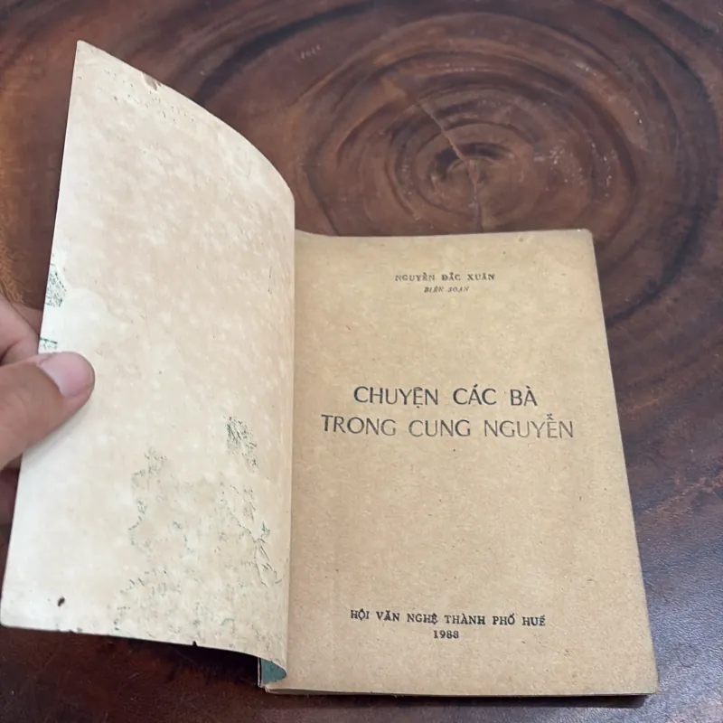 II Sách Lịch Sử: Chuyện Các Bà Trong Cung Nguyễn - Nguyễn Đắc Xuân - 1988 1031789