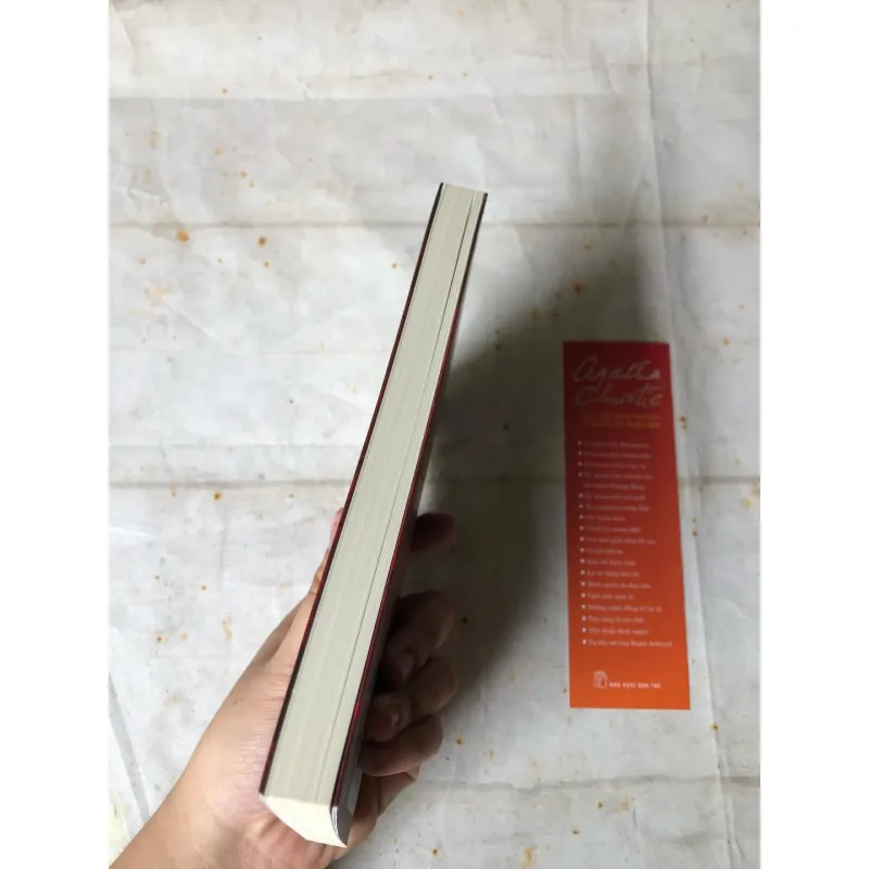 Cây Bách Buồn - Agatha Christie 783126