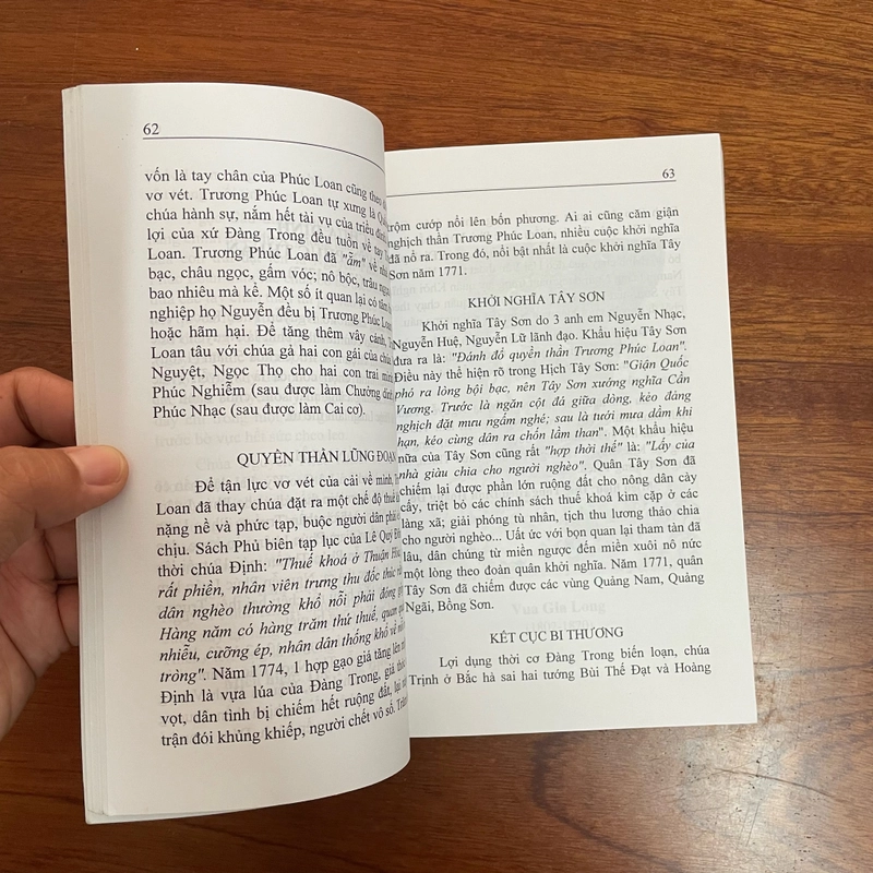 II Sách Lịch Sử: Gần 400 Năm Vua Chúa Triều Nguyễn - Lưỡng Kim Thành - 2013 474789