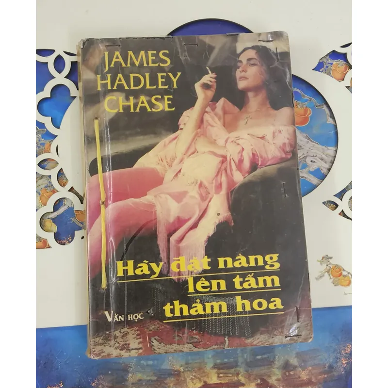 Tiểu thuyết của nhà văn James Hadley Chase: HÃY ĐẶT NÀNG LÊN TẤM THẢM HOA 719738