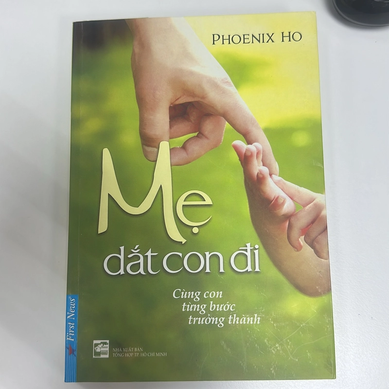 Mẹ dắt con đi 496303