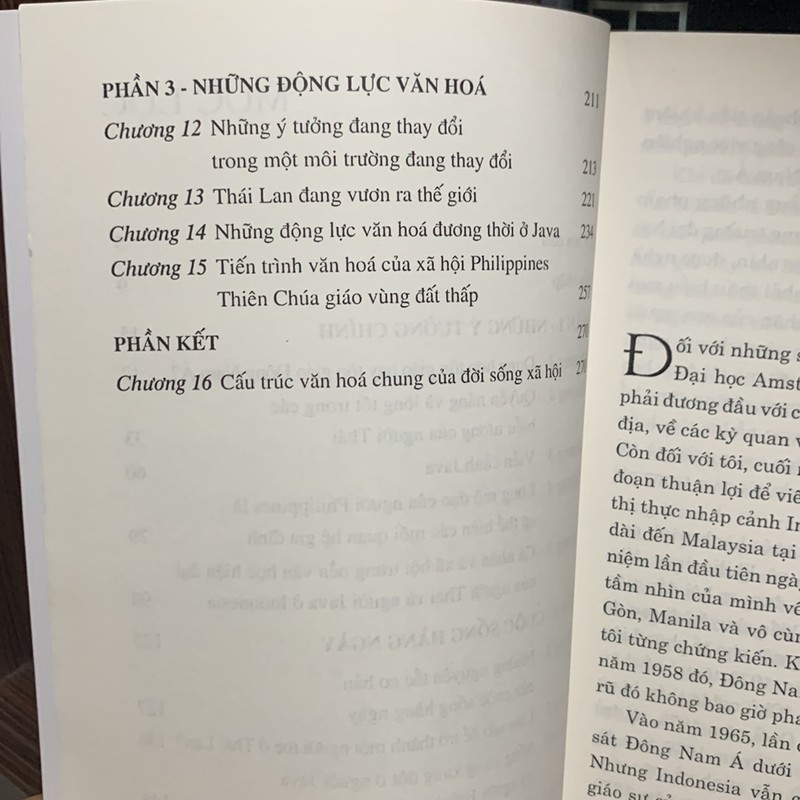 Sách Lịch Sử - Văn Hoá : Những Thay Đổi Trong Văn Hoá và Tông Giáo của Đông Nam Á-mới 90% 149013