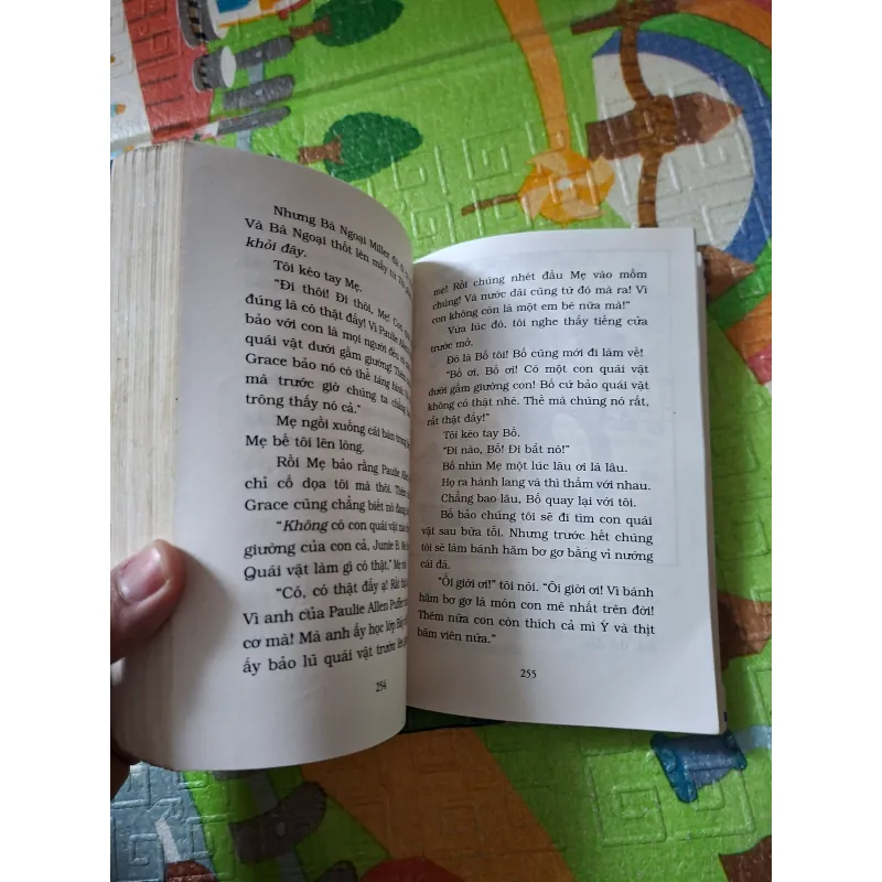 Junie B. Jones Có Con Quái Vật Dưới Gầm Giường 927033