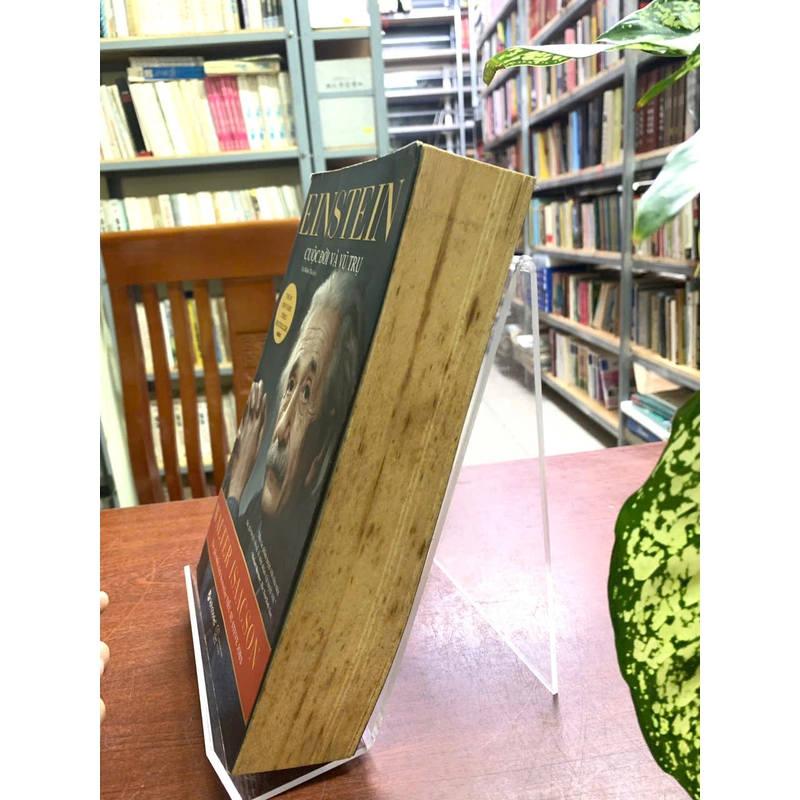 EINSTEIN CUỘC ĐỜI VÀ VŨ TRỤ - WALTER ISAACSON 526395