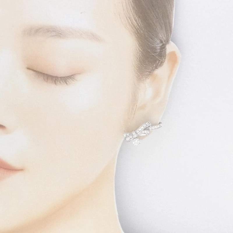 Bông tai Ruy băng của Chanel 666225