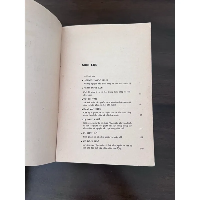 📖 Hiến pháp xã hội chủ nghĩa (Một số vấn đề lý luận cơ bản) xb 1977 597725