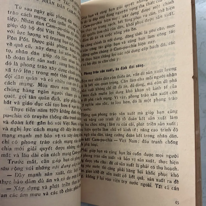 Quân đội Việt Nam và nhiệm vụ quốc tế cao cả trên đất bạn Cam-pu-chia - Lê Đức Anh - 1986s 996960