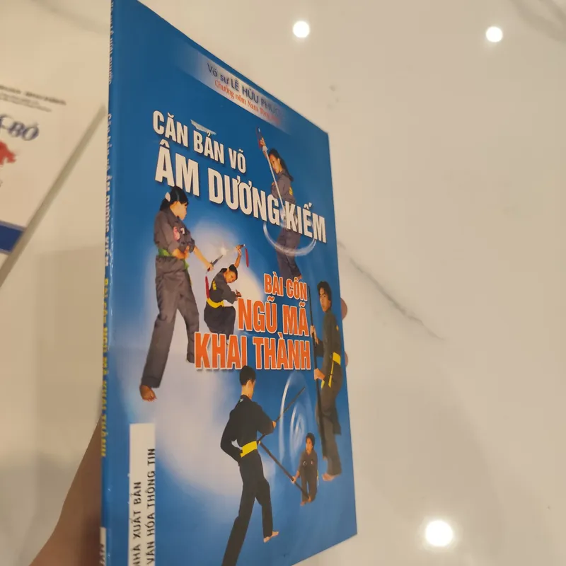 Căn Bản Võ Âm Dương Kiếm - Bài Côn Ngũ Mã Khai Thành" của tác giả Võ Sư Lê Hữu Phước.
 576248