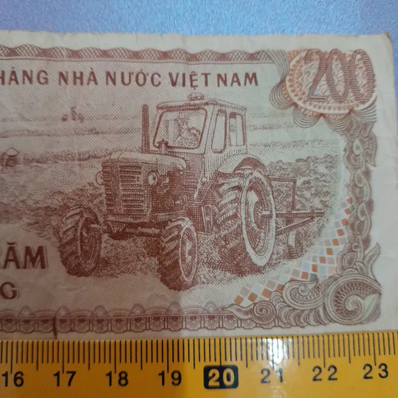 Tờ tiền 200 Đồng năm 1987. Ngân hàng Nhà Nước VN. Số series XN 8482996 748758