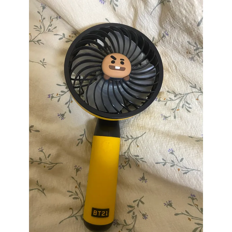 Quạt cầm tay Bt21 Shocky ver 1 tặng kèm dây đeo, nguyên hộp 590832