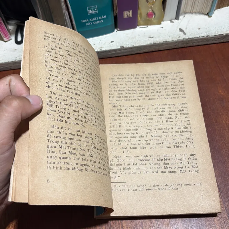 II Sách Khoa Học Và Kỹ Thuật: Mặt Trăng - Thanh Giang - 1978 1005006
