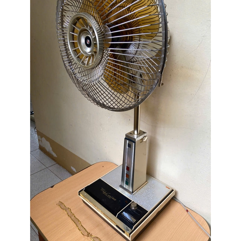 Quạt đứng Mitsubishi nắp lật phím cảm ứng có đèn cánh 30 màu vàng cát .100v 470648
