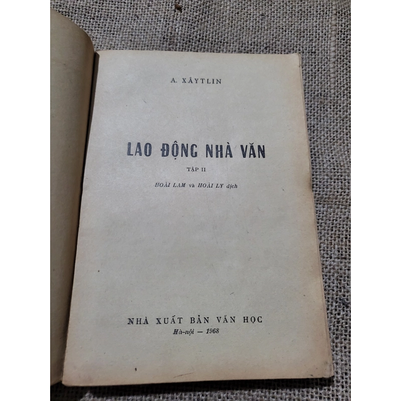 Lao động nhà văn|  xuất bản 1968|  hai tập hơn 700 Trang 326095