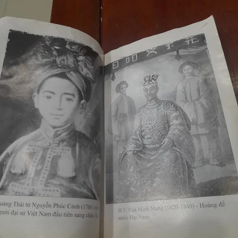 Nguyễn Đắc Xuân - CHÍN CHÚA MƯỜI BA VUA TRIỀU NGUYỄN 705439